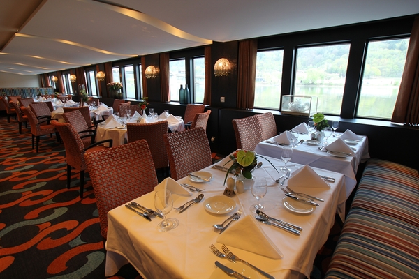 AmaWaterways AmaReina - Restaurant.jpg